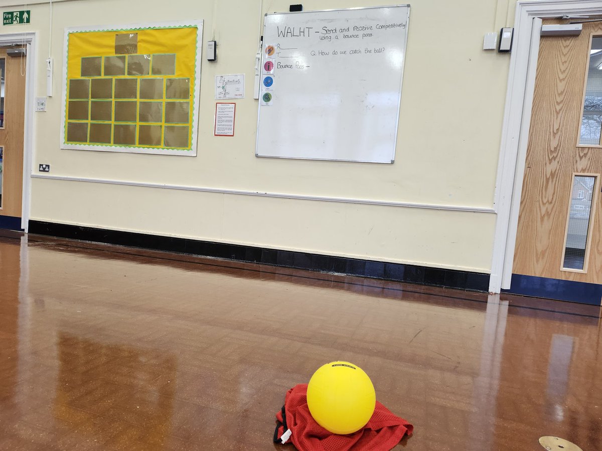 EmpowerActCIC's tweet photo. James has been at @OldburyPark today working with Year 1, 2 and 5. Year 1 were looking at applying throwing, catching, rolling and bouncing skills into competitive games. #CPD #SequenceOfLearning #LearningCycle https://t.co/4g8Bn8orC1