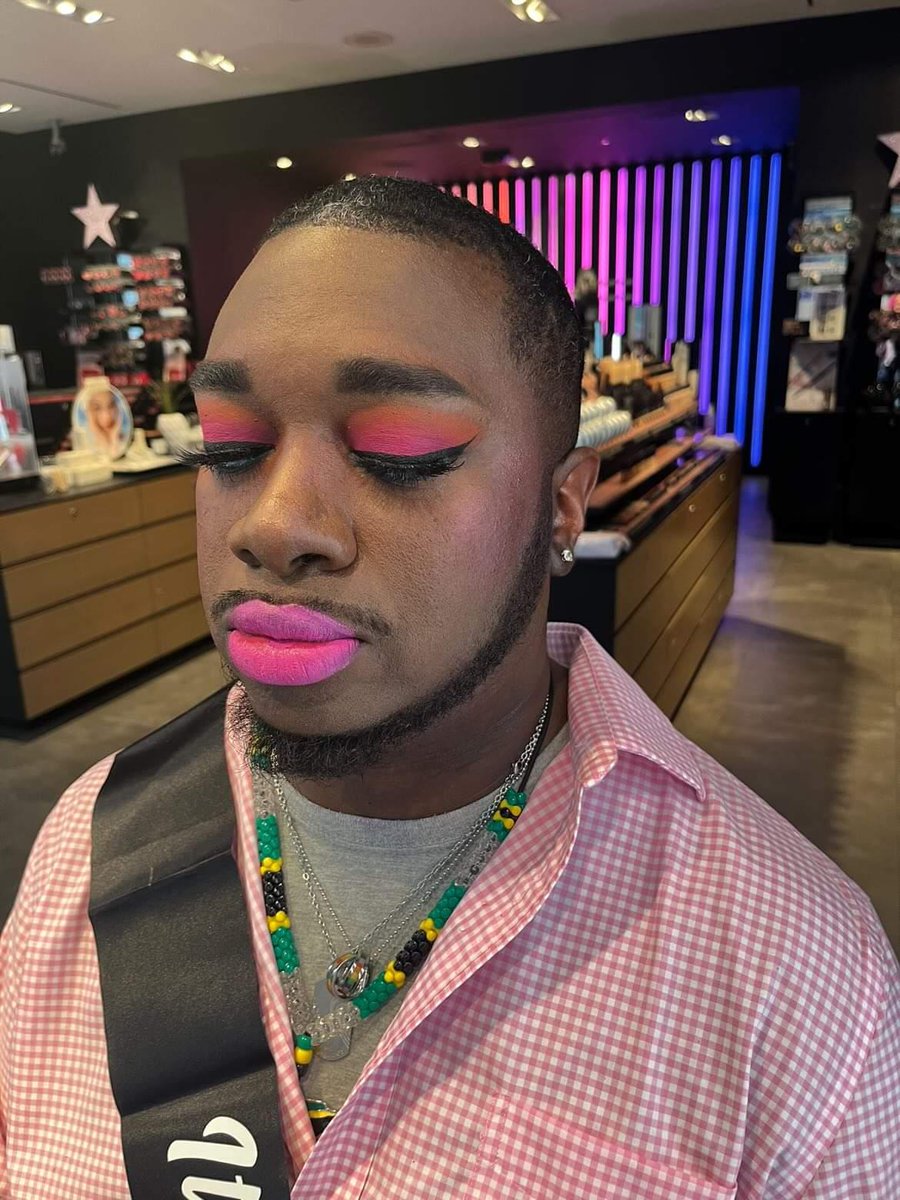 Dontavi13923040's tweet photo. FACE IS BEAT BITCH ‼️😜😜😁💯💄💄💄💋💋💋😘😍😘💞💓💗💕 LOVED MY MAKEUP 💄#LenoxMall #Macmakeup #Maccomestics https://t.co/LoBI2k96fw