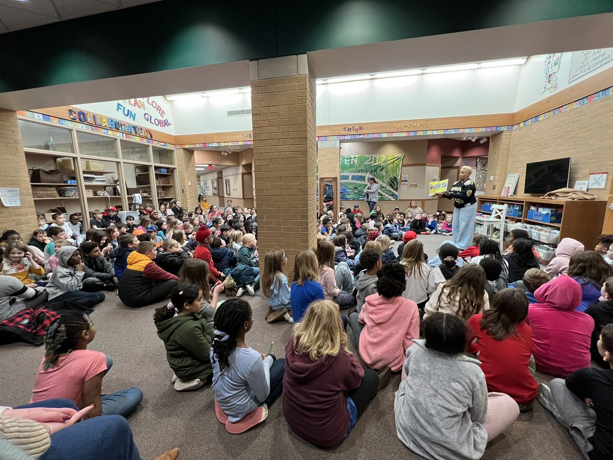 MrsEParkhurst's tweet photo. Thank you @PettigrewDEI for sharing the book “Saturday” with our @BSEhseIN Bears! 📖#ReadersAreLeaders https://t.co/djiOR4hGg1
