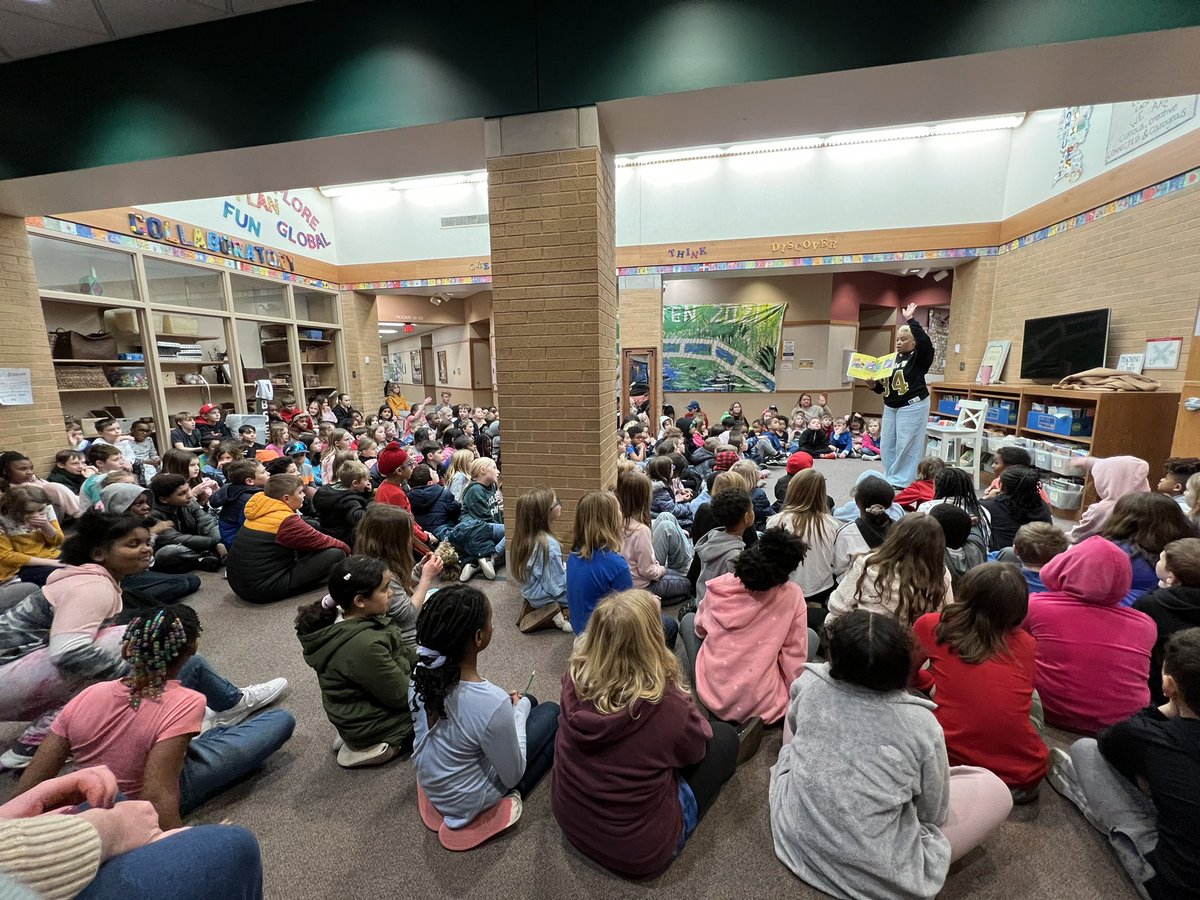 MrsEParkhurst's tweet photo. Thank you @PettigrewDEI for sharing the book “Saturday” with our @BSEhseIN Bears! 📖#ReadersAreLeaders https://t.co/djiOR4hGg1
