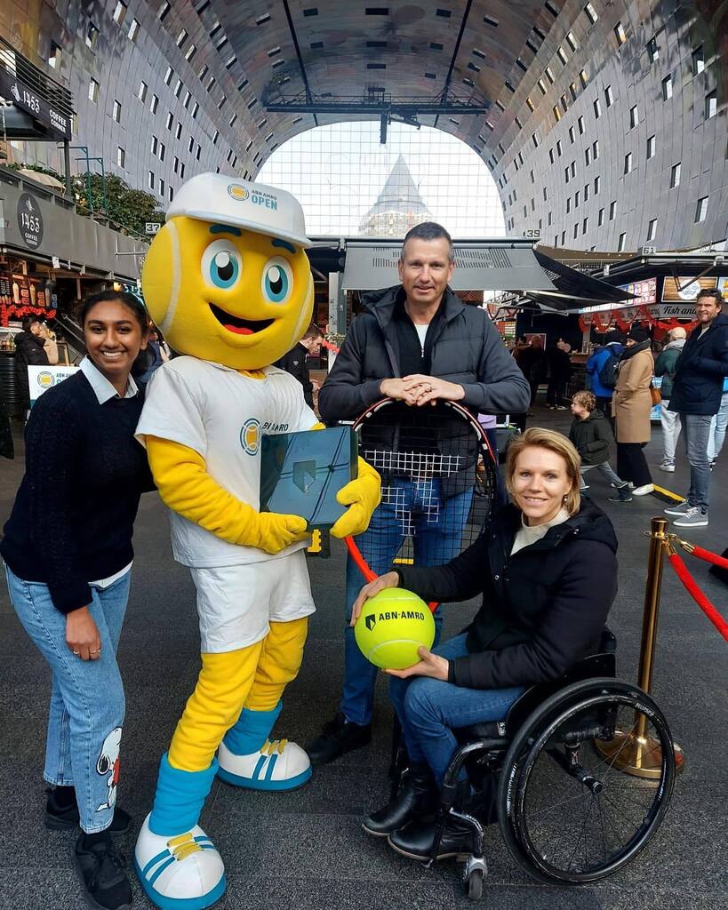 livecomnl's tweet image. Morgen start het 50e ABN AMRO Open in @rotterdam.ahoy . Ballie kon niet wachten en ging vandaag al de straat op met @esthervergeer en @richard_krajicek 

#acteur #mascotte #ahoy #abnamro #tennis #livecommunicatie instagr.am/p/Cofht94o2I0/