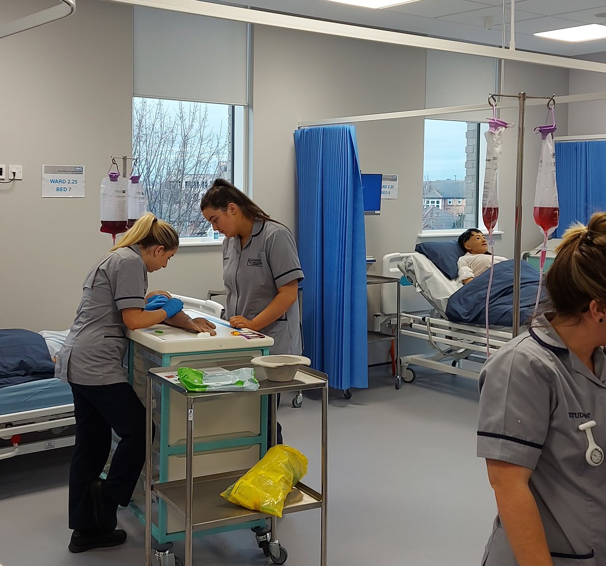 SimmyLJMU's tweet photo. Learning nursing skills in a simulated environment 
#adultnursing #similatedplacement #IDEAS #simulation #venepuncture #studentnurse #nurselife #clinicaltechnicians @LJMUCareers @LJMU_Health https://t.co/GKbBnvKxjO