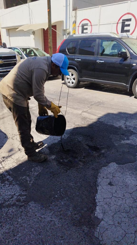 Pachuca_SOPDUVM's tweet image. Se atendió reporte de bacheo en 🛤 calle Moctezuma en la colonia Morelos, aplicamos #ProgramaDeBacheo, así lo ha instruido el Presidente Municipal @sergiobanosr.
Realiza tus reportes por WhatsApp 📲 al número  📞 771 118 7038. 
#PachucaAvanzaContigo l @PachucaGob