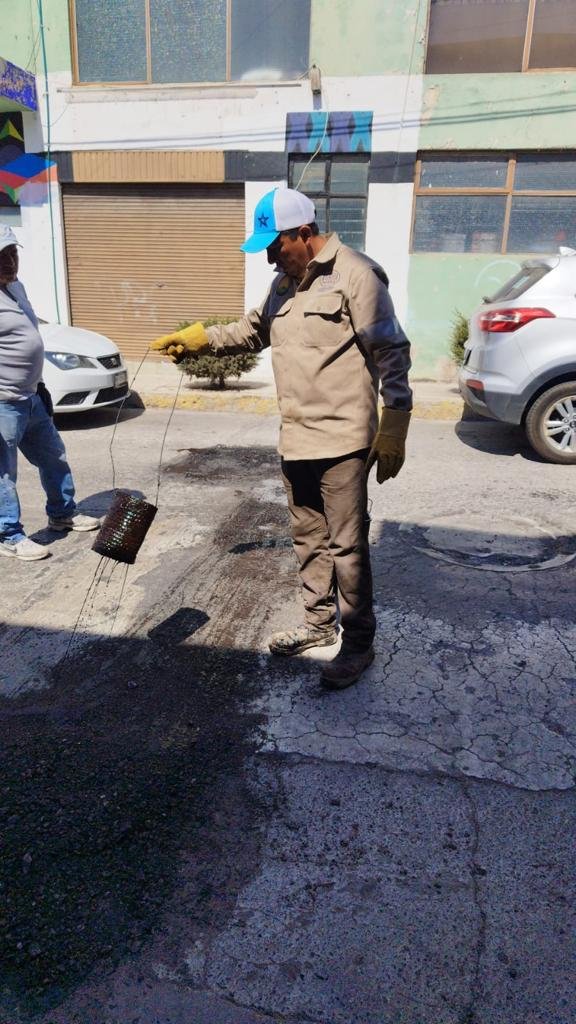 Pachuca_SOPDUVM's tweet image. Se atendió reporte de bacheo en 🛤 calle Moctezuma en la colonia Morelos, aplicamos #ProgramaDeBacheo, así lo ha instruido el Presidente Municipal @sergiobanosr.
Realiza tus reportes por WhatsApp 📲 al número  📞 771 118 7038. 
#PachucaAvanzaContigo l @PachucaGob