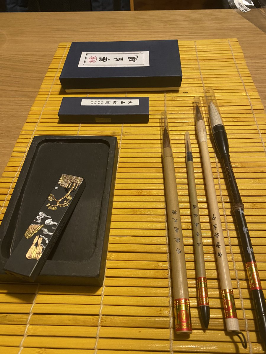 art_educ's tweet image. Avui he portat aquestes eines a l’aula i en el context de l’art japonés i la natura (la sostenibilitat)…hem parlat de la pintura Zen Sumí-e, hem parlat de dibuixos,de tintes i de maneres de veure i representar el món…15-16 anys/4t-ESO Ulls brillants i silenci apassionat #sentit