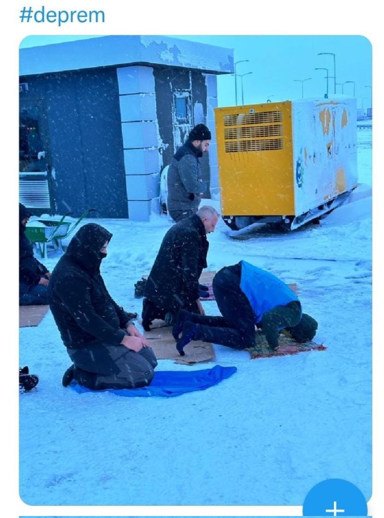 Şu ayakta gördüğünüz arslan parçası annesinin tek evladı ve İstanbul'dan afet bölgesine giden ilk gönüllülerden.
@MelekGuney4 gibi analar Batuhan gibi evlatlarımızla #BizBizeYeteriz ve #BizBirlikteGüçlüyüz 
@yenisafakwriter 
@MtoBilgi