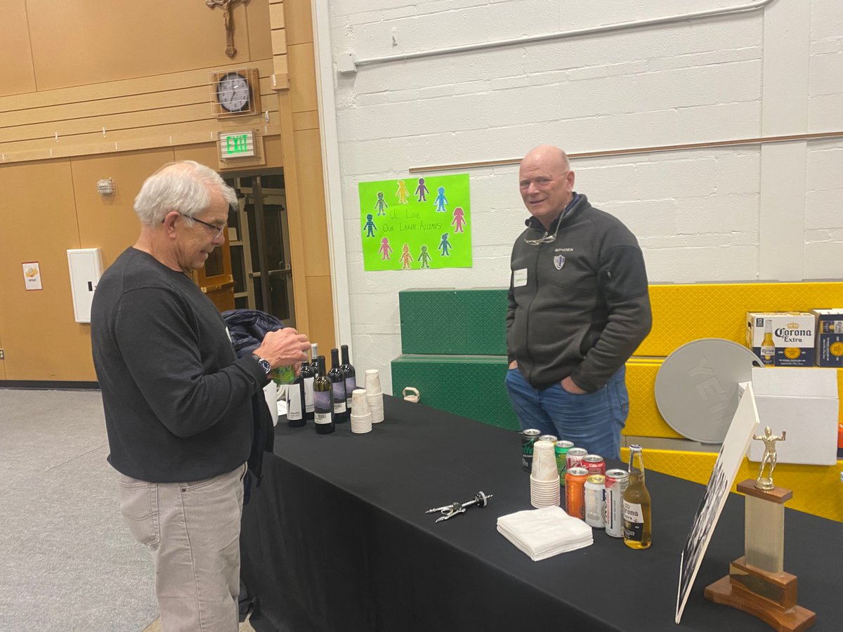 oll_school's tweet photo. Flashback to last Friday at our Alumni Event! We reminisced, toured the halls, and reconnected. Wonderful event! We hope to have many more events like this one. #ollseattle #ollalumni #minireunion https://t.co/rYRyUYIyfa
