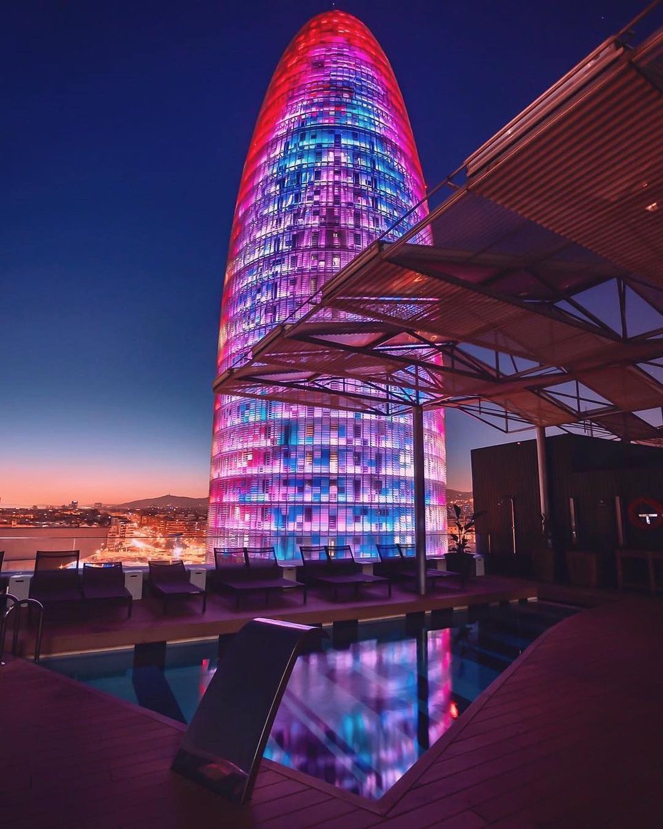 🎇 ¡Que bonica es va veure la Torre Glòries la setmana passada al Llum BCN! Vau gaudir de les espectaculars vistes? 🎆 @MiradorGlories 

📸 galarino (IG)
#visitbarcelona #torreglories #llumbcn