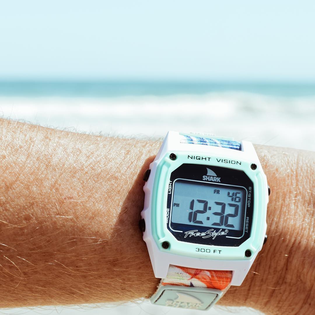 freestyle_watch's tweet photo. feeling tropical w @freestylewatches ☀️🌊🏝️🥥 
🦈: Aloha Paradise Green
📸: @sirenwilliams

_
#limitededition #accessories #oceanview #beachaddict #myfreestylewatch #sea #sharkwatch #sunsetbeach #armswag #accessory #beachlife  https://t.co/uAzDEgMjOL https://t.co/iONmXI8lZn