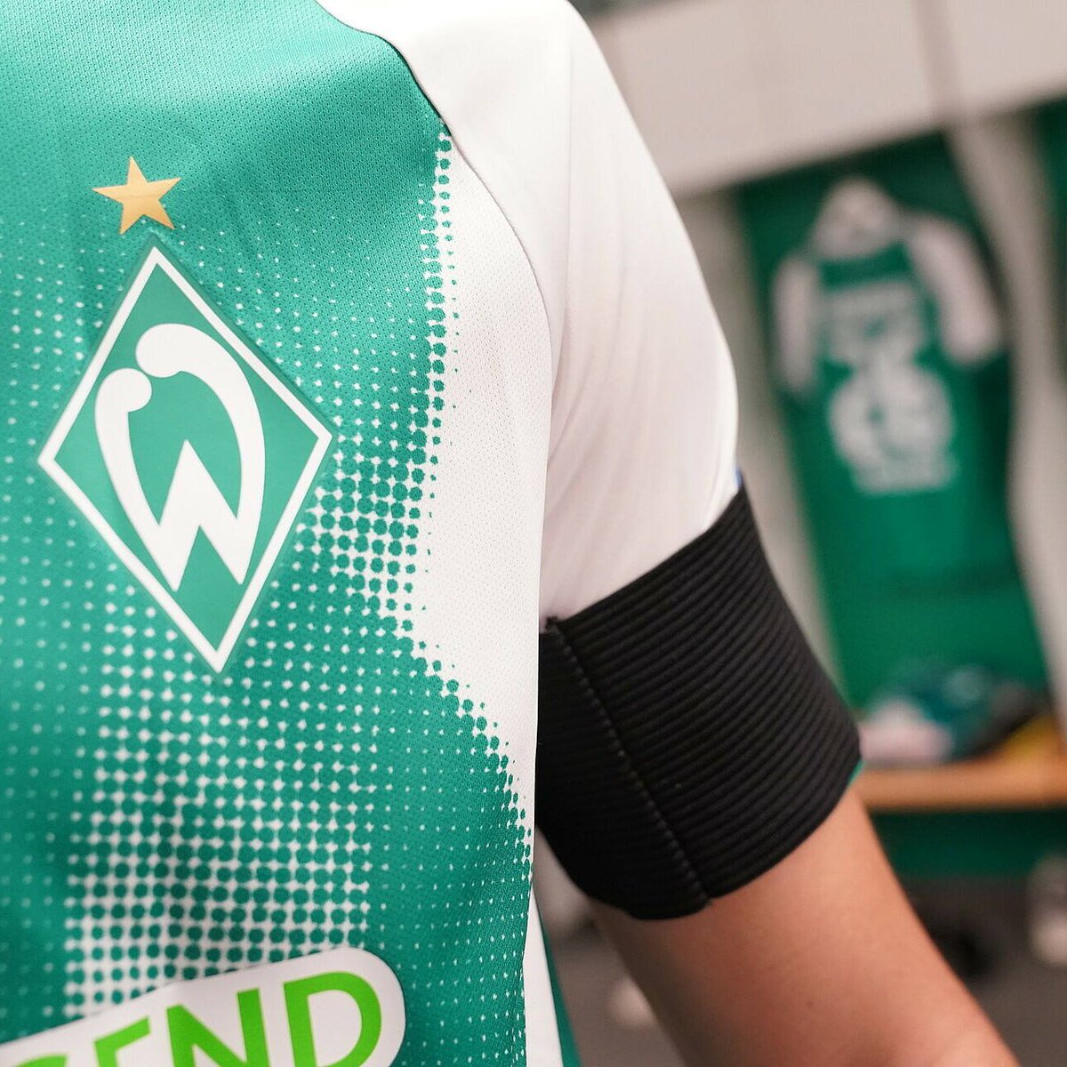werderbremen's tweet photo. 🙏 Trauerflor, gemeinsames Banner und mehrere Spendenaktionen: 

#Werder und der @BVB werden u.a. die getragenen Trikots der Partie #SVWBVB  zugunsten der Erdbebenopfer in der Türkei und Syrien versteigern. 

➡️https://t.co/06Caqnz9RV https://t.co/eAOBhqdner