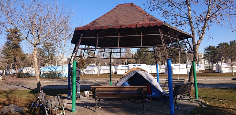 Sizden bir ricam var
Yarın #Diyarbakir Sümerpark ve Koşuyolu Parkındaki çadırlarda kalan çocukların bot ve mont ihtiyacı var.  elinizden geldiğince oraya gidin kendiniz götürüp giydirin
Şeyma Esad #HaddiniBilLûbeAyar #Erdhej
Meral Akşener #TikTok Hatay'da Haluk Levent'e
Çocukları