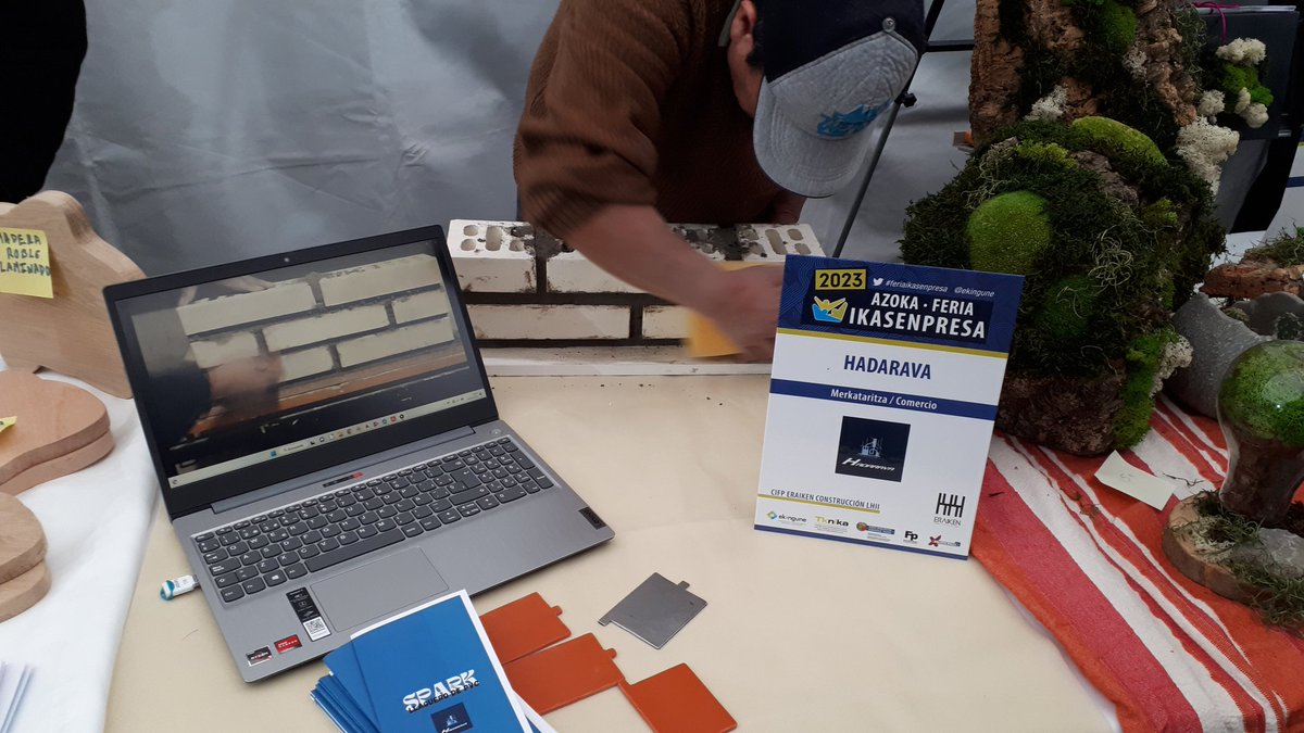 urratsbatera's tweet photo. La Feria Ikasenpresa de Éibar ha recuperado la normalidad. 1800 estudiantes de FP mostrando 350 proyectos. Entre ellos los del alumnado de construcción, obras y amueblamiento de @cifpERAIKEN @ikaslanaraba @Ekingune @tknika https://t.co/jO8SgiFXzY