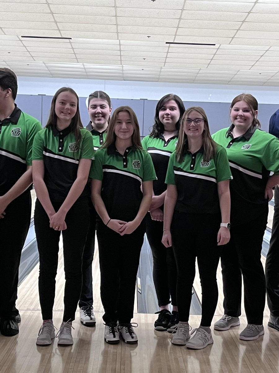 e_m_hedden's tweet photo. Good luck to these bowlers today! #greenismagic #scotchdoubles @DerbyAD @DHS_Panthers https://t.co/vLnRHrw9MC
