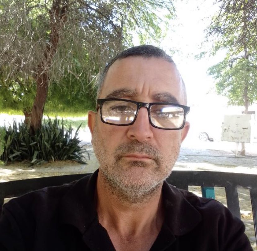 HotMess's tweet photo. Después de días de marcarle a la policía, de intentar levantar una orden de restricción, de pasármela en la fiscalía y la comandancia, la policía como era de esperarse NO SIRVIÓ DE NADA. Hoy una vez más vino el loco a mi trabajo a invitarme a salir y sin hacer caso de retirarse https://t.co/JkRsdIzs7Z