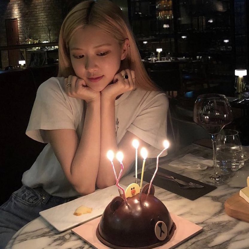 🎂💜

DAZZLING ROSÉ TURNS 26
#EasyToLoveROSÉDay
#자_오늘밤이야_해피_로제데이