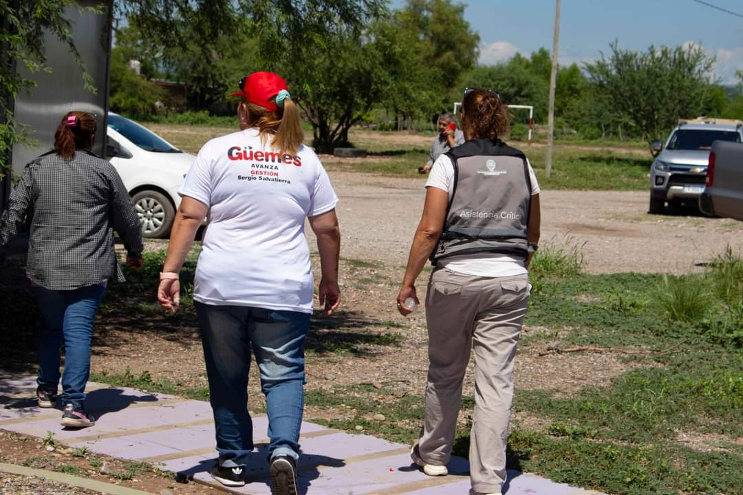 muniguemes's tweet photo. El Intendente Sergio Salvatierra en conjunto con Jorgelina Bellagamba; Dra. Agustina Esteban y Gabriela Locuratolo visitaron el Pje Torzalito.
Trabajando de manera articulada asistimos a los damnificados por el temporal.

#GobiernoPresente #GüemesAvanza #GestiónSergioSalvatierra https://t.co/zMa1m7ryi8