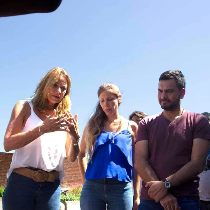 muniguemes's tweet photo. El Intendente Sergio Salvatierra en conjunto con Jorgelina Bellagamba; Dra. Agustina Esteban y Gabriela Locuratolo visitaron el Pje Torzalito.
Trabajando de manera articulada asistimos a los damnificados por el temporal.

#GobiernoPresente #GüemesAvanza #GestiónSergioSalvatierra https://t.co/zMa1m7ryi8