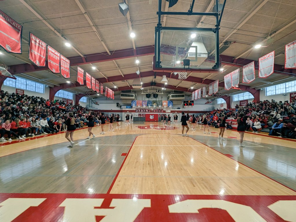 BGHS pep rally to end the week 📣👏 <a href="/BGSchools/">BG Schools</a> <a href="/DanBlackBGCS/">Dan Black</a> @KBaconBGCS