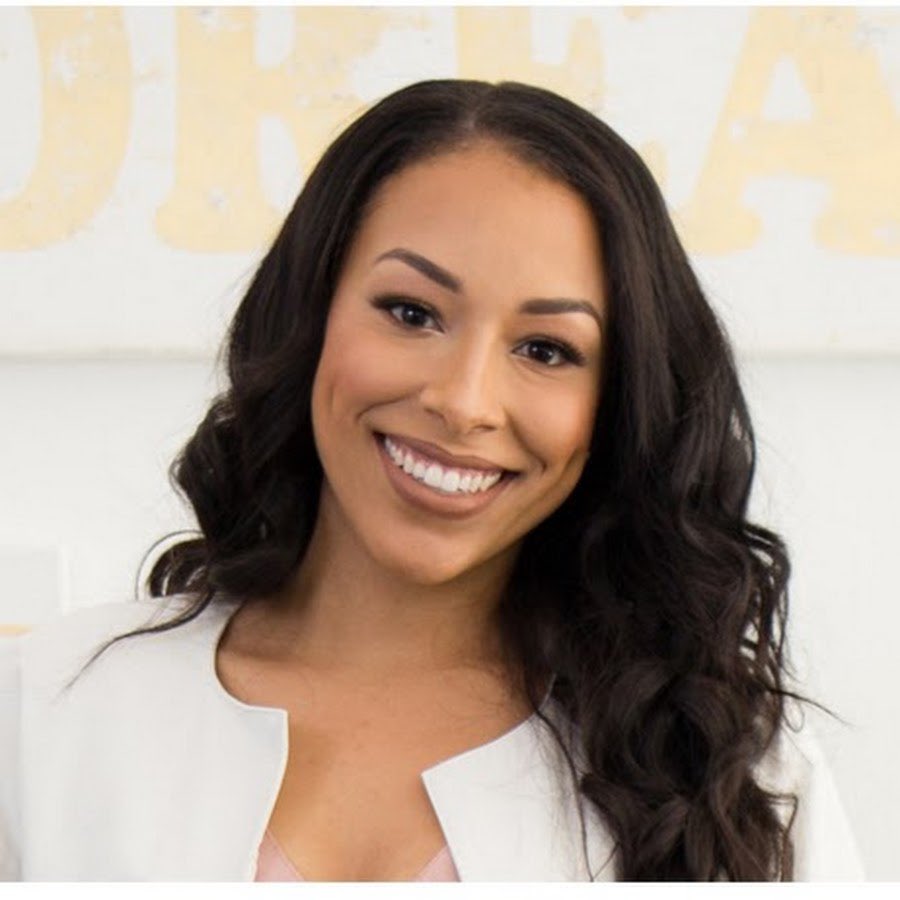 CoryBooker's tweet photo. Also at the Super Bowl, Hurts' agent Nicole Lynn will become the first Black Woman to represent a Super Bowl quarterback, and Autumn Lockwood of the Eagles will become the first Black woman to coach in the big game. https://t.co/IPm1xELayh