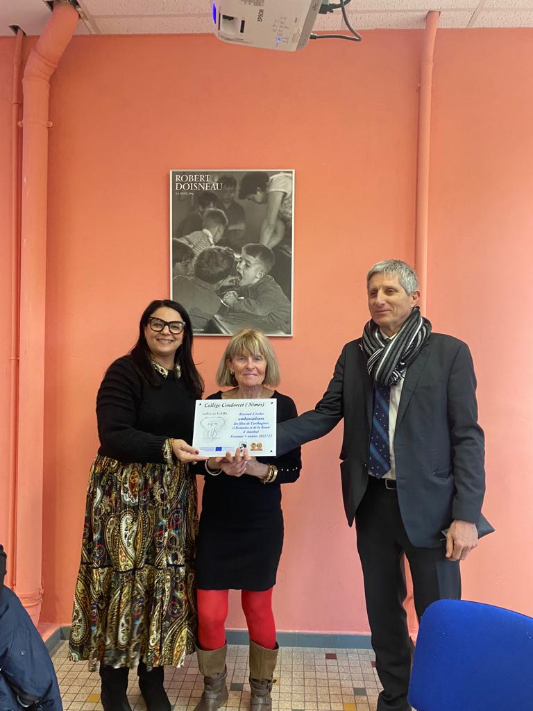 AnibalenEuropa's tweet photo. ¡Entregamos de la placa de participación en el proyecto Aníbal en Europa al director del Colegio Condorcet de Nîmes!
Nous livrons de la plaque de participation au projet Hannibal en Europe au directeur du collège Condorcet du Nîmes!
#AnibalenEuropa #CyR #ErasmusPlus https://t.co/wiqAXJh8kD
