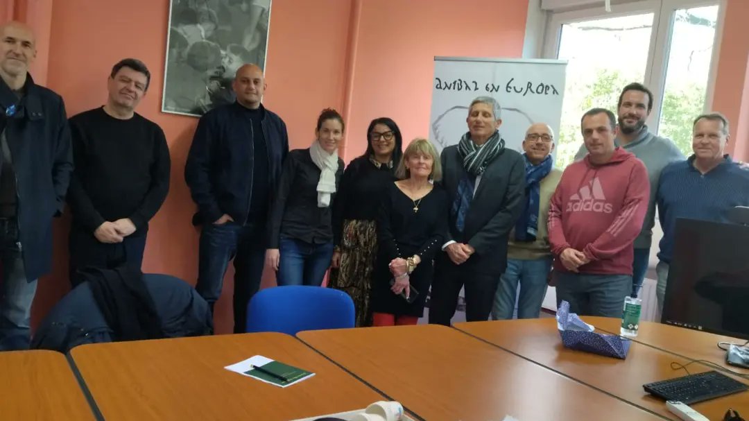 AnibalenEuropa's tweet photo. ¡Entregamos de la placa de participación en el proyecto Aníbal en Europa al director del Colegio Condorcet de Nîmes!
Nous livrons de la plaque de participation au projet Hannibal en Europe au directeur du collège Condorcet du Nîmes!
#AnibalenEuropa #CyR #ErasmusPlus https://t.co/wiqAXJh8kD