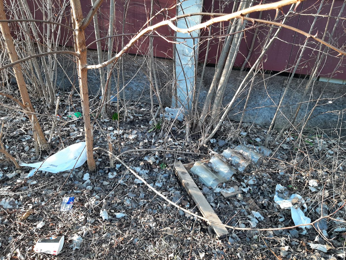 Houtwijkinfo's tweet photo. Het ooit statige kantoor van #Vredestein (foto linksboven) is inmiddels bekend als het #Azivo-gebouw. Bewoners balen dat @VanHerkGroep gebouw en omgeving zo laat verloederen. 1/2 https://t.co/2s7UHEy9FF