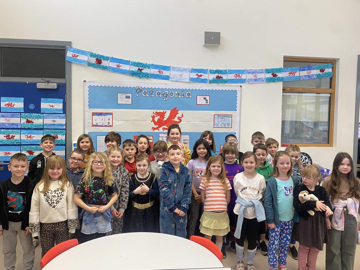 CarregHirfaen's tweet photo. Disgyblion Caio yn edrych yn wych mewn dillad sy’n eu gwneud yn hapus! #CaioCH #LlesCH #wythnosiechydmeddwl #childrensmentalhealthweek2023 https://t.co/lc60JNzncd