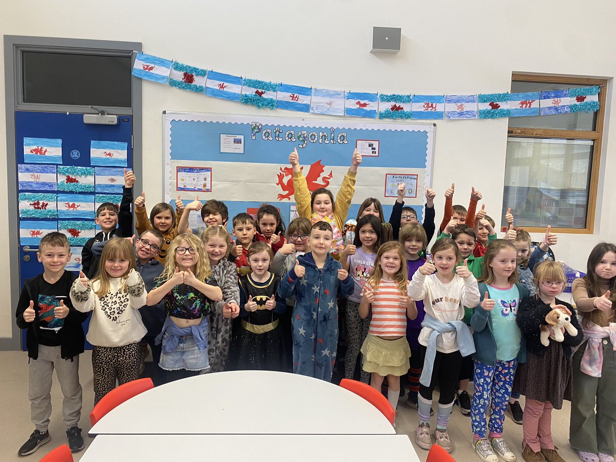 CarregHirfaen's tweet photo. Disgyblion Caio yn edrych yn wych mewn dillad sy’n eu gwneud yn hapus! #CaioCH #LlesCH #wythnosiechydmeddwl #childrensmentalhealthweek2023 https://t.co/lc60JNzncd