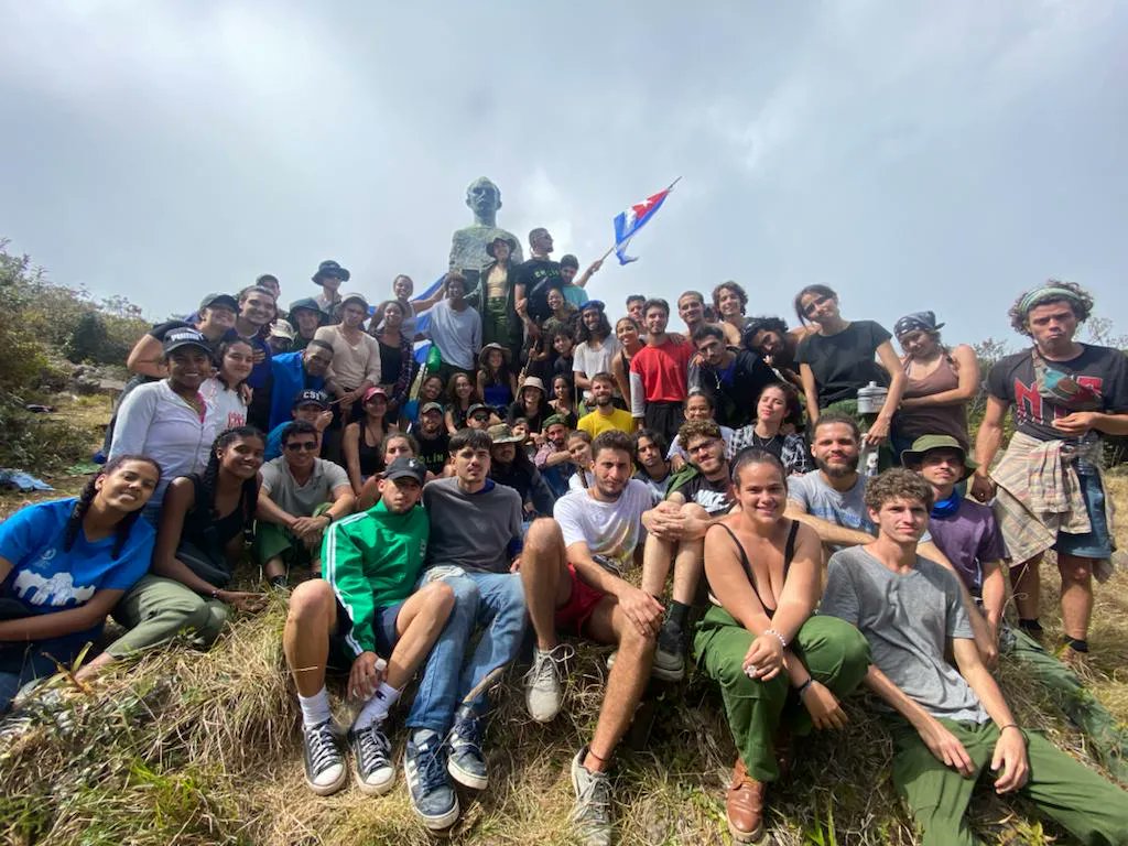 La UH y la CUJAE: de la rivalidad en la ciudad a la hermandad en la Sierra
❤️🤝🏕️

«En medio del espléndido bosque de majaguas, cuyas hojas filtraban la luz de una escandalosa luna llena, aparecieron hombros para cargar mochilas de los exhaustos que llegaban.
