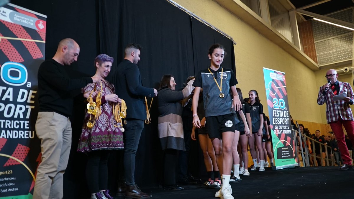 BCN_SantAndreu's tweet photo. 🙋‍♀️ Aquest vespre celebrem la 20a edició de la Festa de l'Esport 🏊‍♀️ del Districte, que reconeix el mèrit i l'esforç d'entitats i esportistes locals. 

👉 La primera part de l'acte ha guardonat 🎖️ la tasca i la implicació de vora 500 joves de tot el territori. 

#festaesport23 https://t.co/X2mV3KmOBz