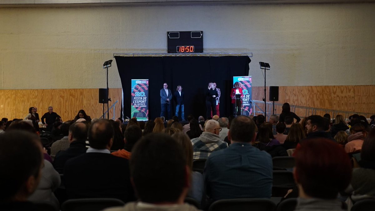BCN_SantAndreu's tweet photo. 🙋‍♀️ Aquest vespre celebrem la 20a edició de la Festa de l'Esport 🏊‍♀️ del Districte, que reconeix el mèrit i l'esforç d'entitats i esportistes locals. 

👉 La primera part de l'acte ha guardonat 🎖️ la tasca i la implicació de vora 500 joves de tot el territori. 

#festaesport23 https://t.co/X2mV3KmOBz
