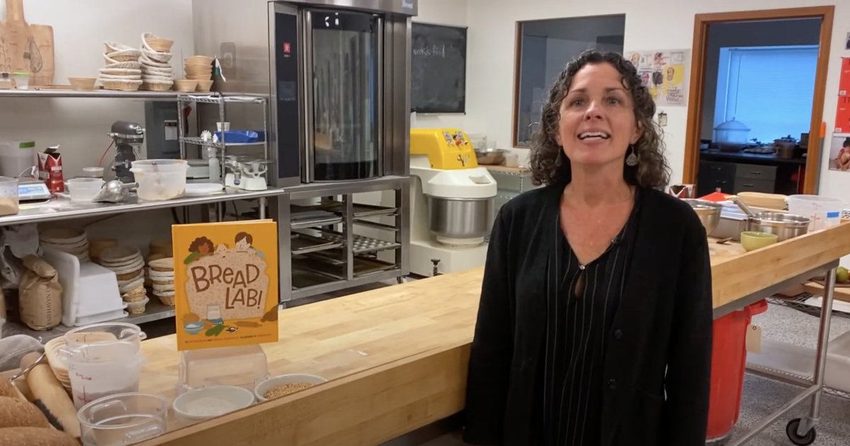 ReadersToEaters's tweet image. See #BreadLab co-author #KimBinczewski discuss the book &amp;amp; her work as managing dir of WashingtonStateU Breadlab @AITCtweets winter conf 2/18. Sign up bit.ly/3JT2ZrI. Bk info bit.ly/2vSYCW7 More on #WSUBreadlab bit.ly/3jVnf17 #FoodLiteracy #FarmToSchool