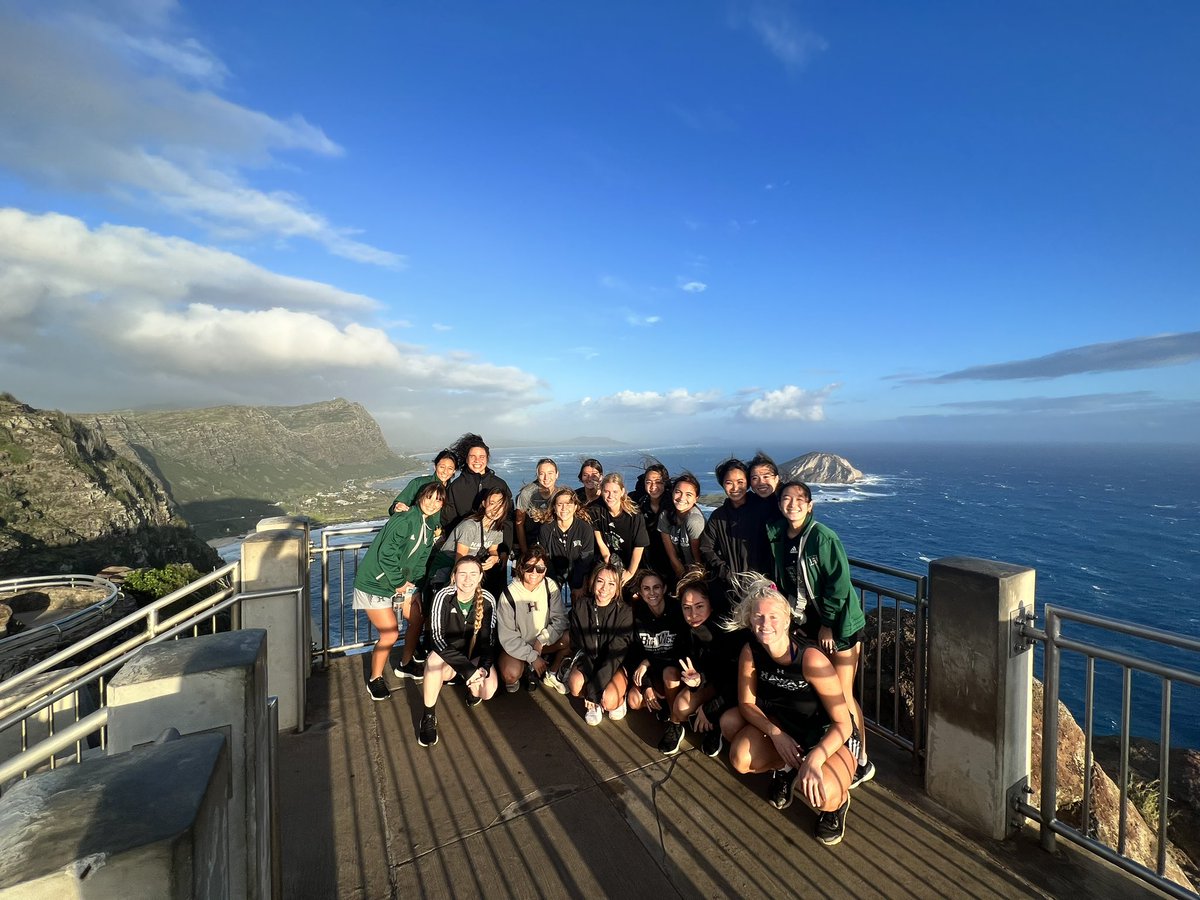 kaularowe's tweet photo. It would be such a shame to live in paradise and not get to enjoy it…we will never know that feeling 🤷🏽‍♀️🌈⚽️🌅 #gobows #wahinesoccer #sistahhood https://t.co/hFBYJ6VSFc