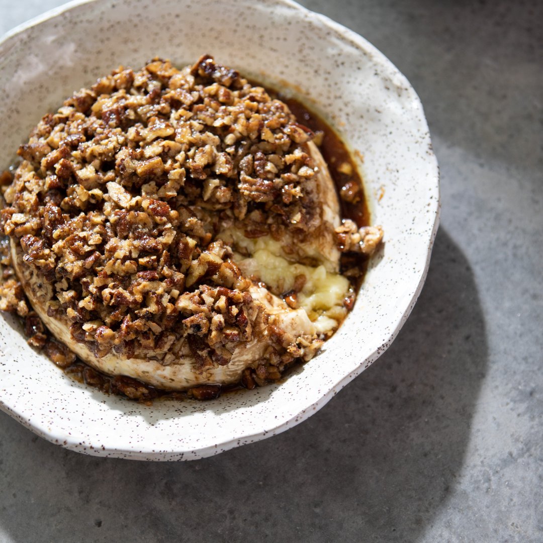 magnolianetwork's tweet image. When you’re more excited for the food than the big game… #MagnoliaTable