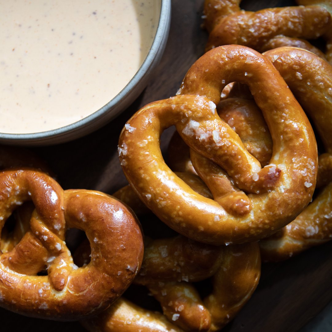 magnolianetwork's tweet image. When you’re more excited for the food than the big game… #MagnoliaTable