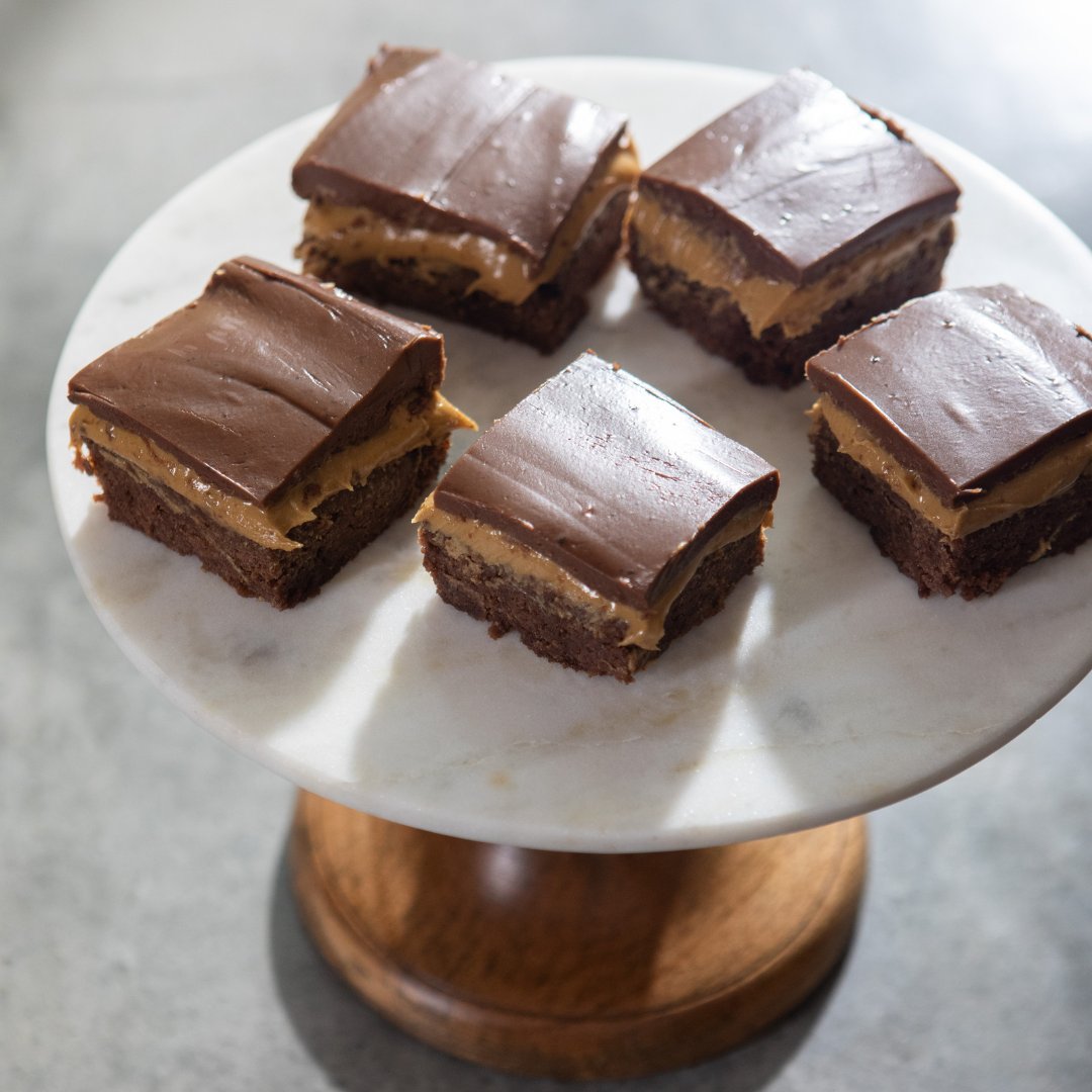 magnolianetwork's tweet image. When you’re more excited for the food than the big game… #MagnoliaTable