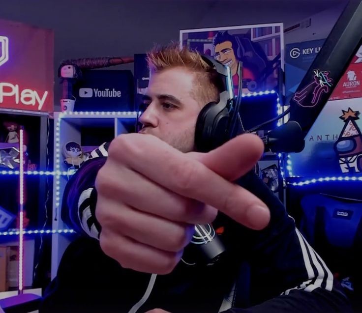 mochiniuss's tweet photo. Tomate tu tiempo, y has lo que tengas que hacer, pero te pedimos que vuelvas porque nos quedamos sin contenidooo, mi era en twitch se acaba si tu no estas, esperamos que te encuentres bien, y te amamos 💜
#auroners #auronporsiempre @auronplay https://t.co/waaQ6ACOLD