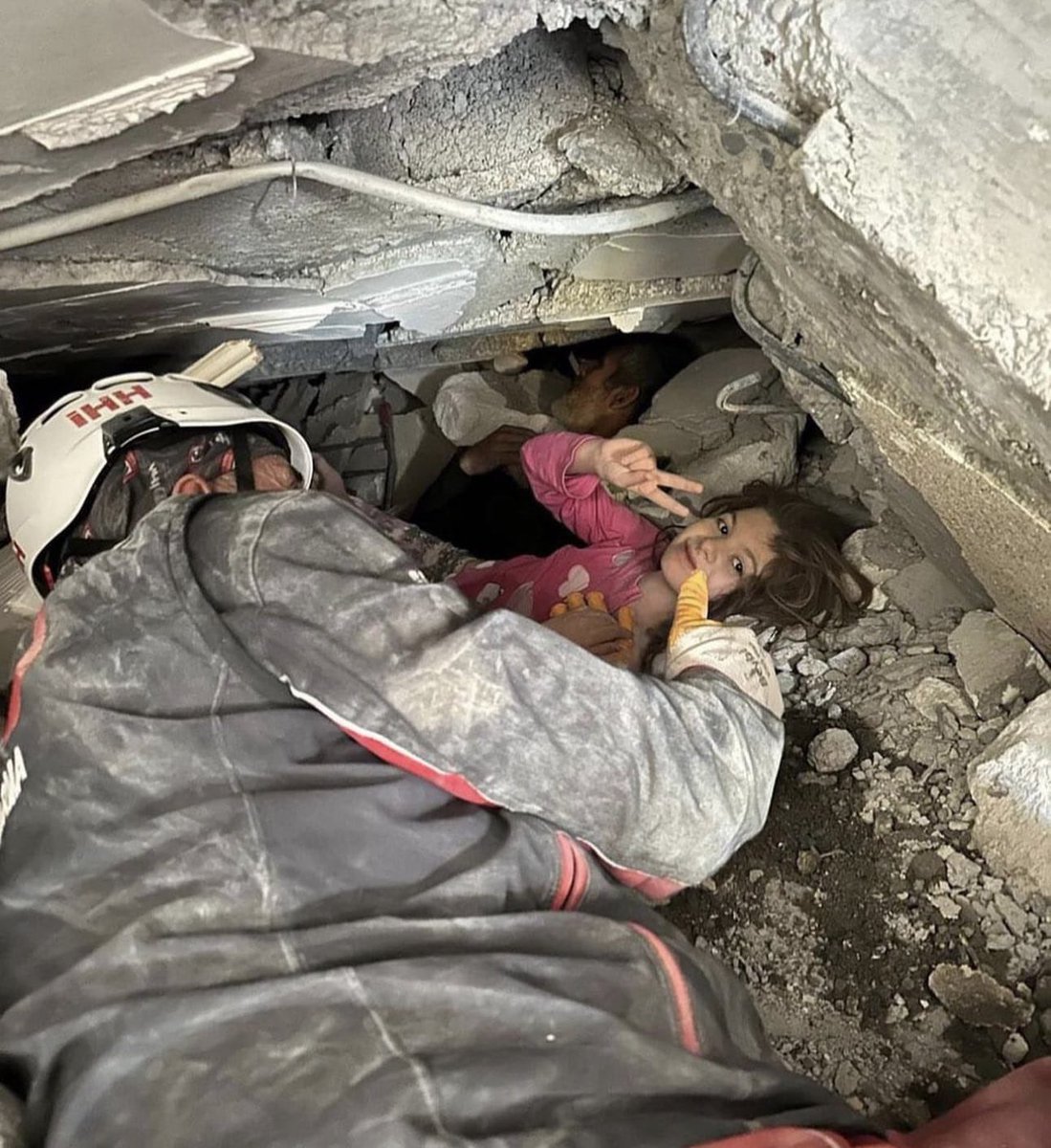 “Neyse ki yarın var, 
Umutların en sevdiği gün.”