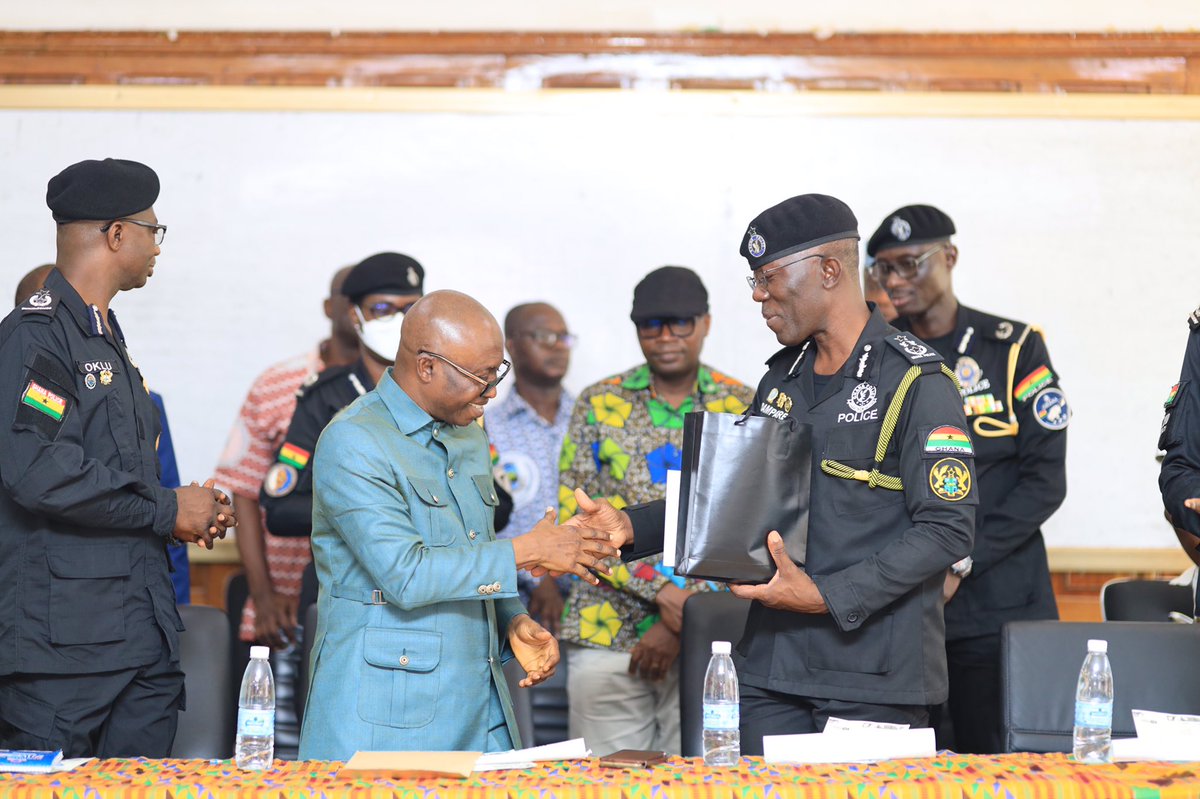 uenrofficial's tweet photo. The Inspector General of Police (IGP), Dr. George Akuffo Dampare  paid a visit to the University of Energy and Natural Resources today, Friday January 10, 2023.
#frema #FIFA #GalaxyS23Series #HarunaIddrisu #uenr #uenrishome https://t.co/BGvGGrydUe