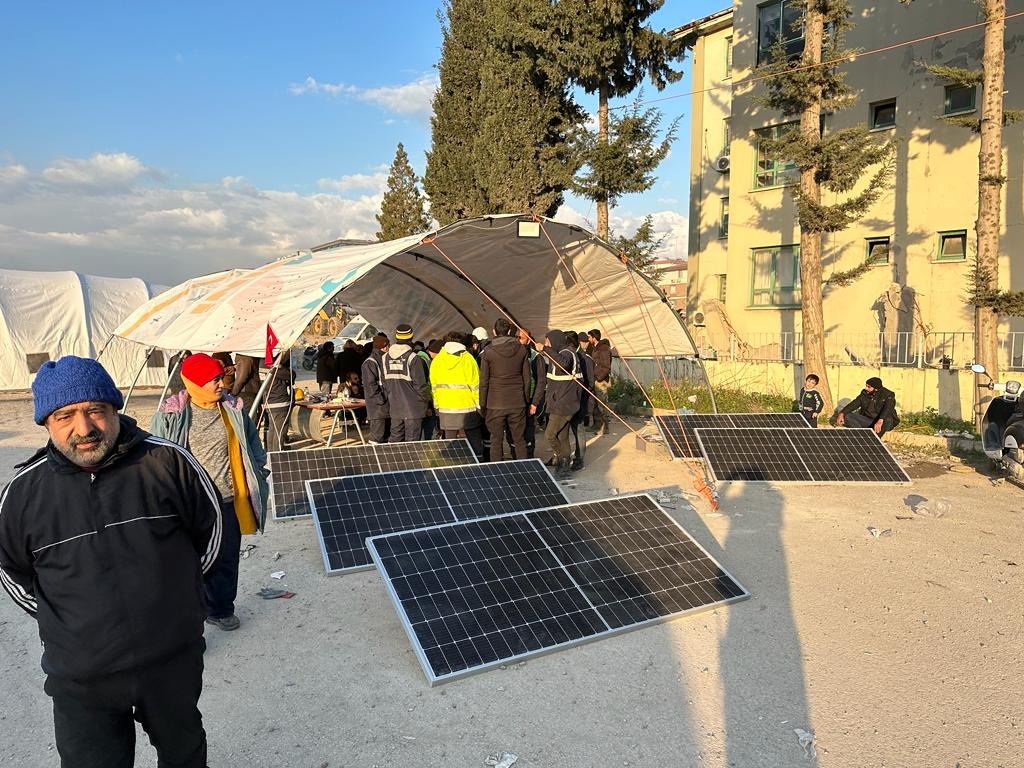 trsolarbaba's tweet photo. Bölgeden gelen yeni uygulama görüntülerinde, bilhassa telefon-telsiz şarjı için farklı alanlarda kurulan güneş panellerinin büyük bir ihtiyacı karşıladığını görüyoruz

Kurulmaya başlanacak konteyner şehirler için de yine güneş enerjisi sektörü olarak  farklı çözümler üreteceğiz https://t.co/oQaMwFk2j4