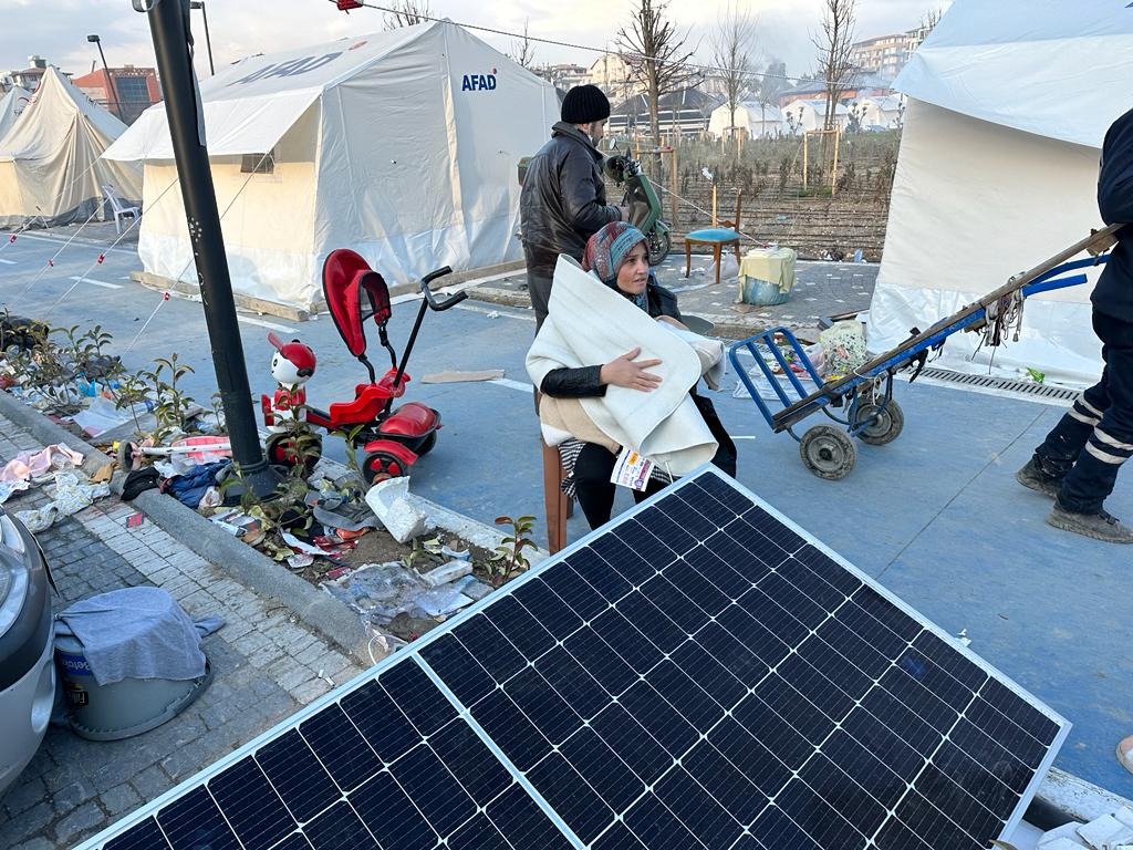 trsolarbaba's tweet photo. Bölgeden gelen yeni uygulama görüntülerinde, bilhassa telefon-telsiz şarjı için farklı alanlarda kurulan güneş panellerinin büyük bir ihtiyacı karşıladığını görüyoruz

Kurulmaya başlanacak konteyner şehirler için de yine güneş enerjisi sektörü olarak  farklı çözümler üreteceğiz https://t.co/oQaMwFk2j4