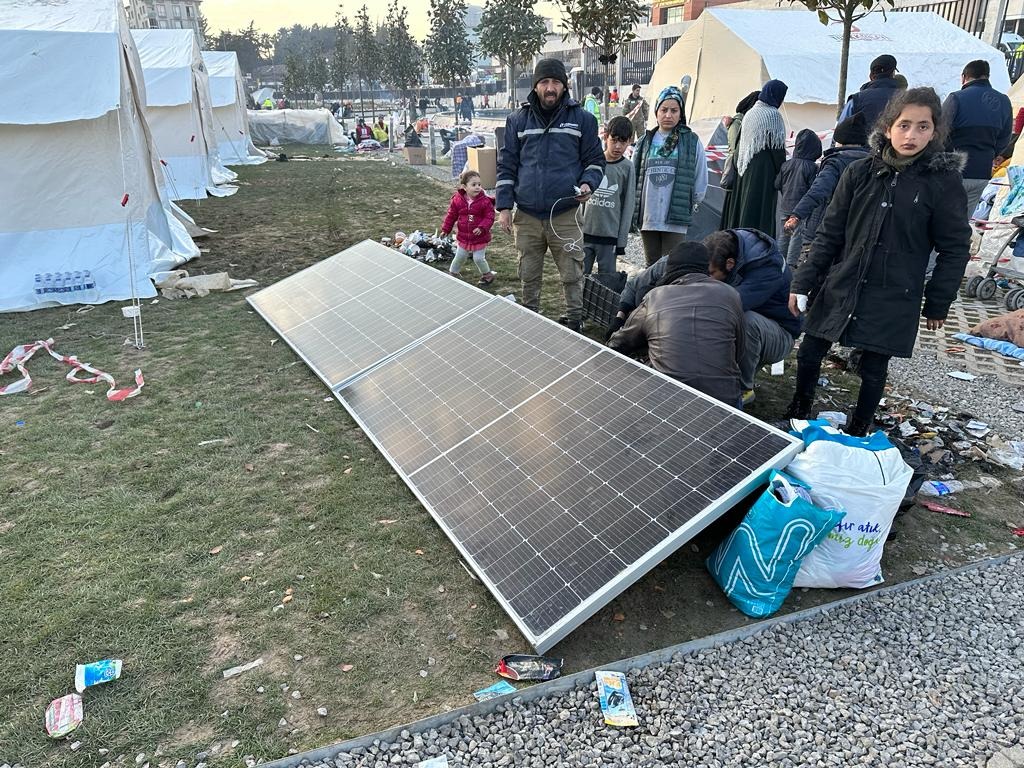 trsolarbaba's tweet photo. Bölgeden gelen yeni uygulama görüntülerinde, bilhassa telefon-telsiz şarjı için farklı alanlarda kurulan güneş panellerinin büyük bir ihtiyacı karşıladığını görüyoruz

Kurulmaya başlanacak konteyner şehirler için de yine güneş enerjisi sektörü olarak  farklı çözümler üreteceğiz https://t.co/oQaMwFk2j4