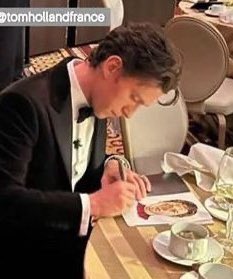 tomhaccess's tweet photo. SERIA NOSSO SONHO! Tom Holland autografando uma arte no evento do The Brothers Trust. https://t.co/8bGMgHjPWN