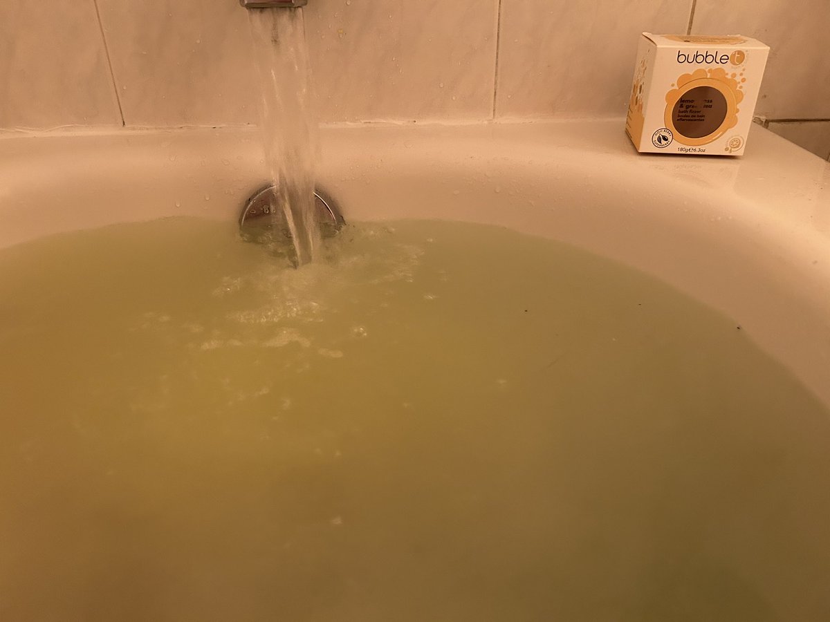 I just celebrated National Read in the Bathtub Day (a day late) with a <a href="/bubbletcosmetic/">Bubble T Cosmetics</a> lemongrass &amp; green tea bath fizzer while reading <a href="/TorontoStar/">Toronto Star</a> online 🛀 🗞️

#lemongrass #greentea #bathfizzer #bathbomb #readinthebathtubday #nationalreadinthebathtubday