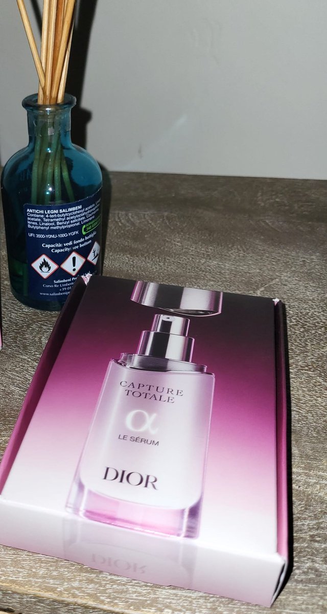 MelinaThienpont's tweet photo. ⭐ j'ai Reçu par Dior un échantillon du sérum capture totale
⭐C'est un sérum révélateur de jeunesse
⭐La peau est repulpee et plus rayonnante
@dior #serum #serum #teste #echantillongratuits #testeuseaddict #Dior https://t.co/BCBC4mBNQJ