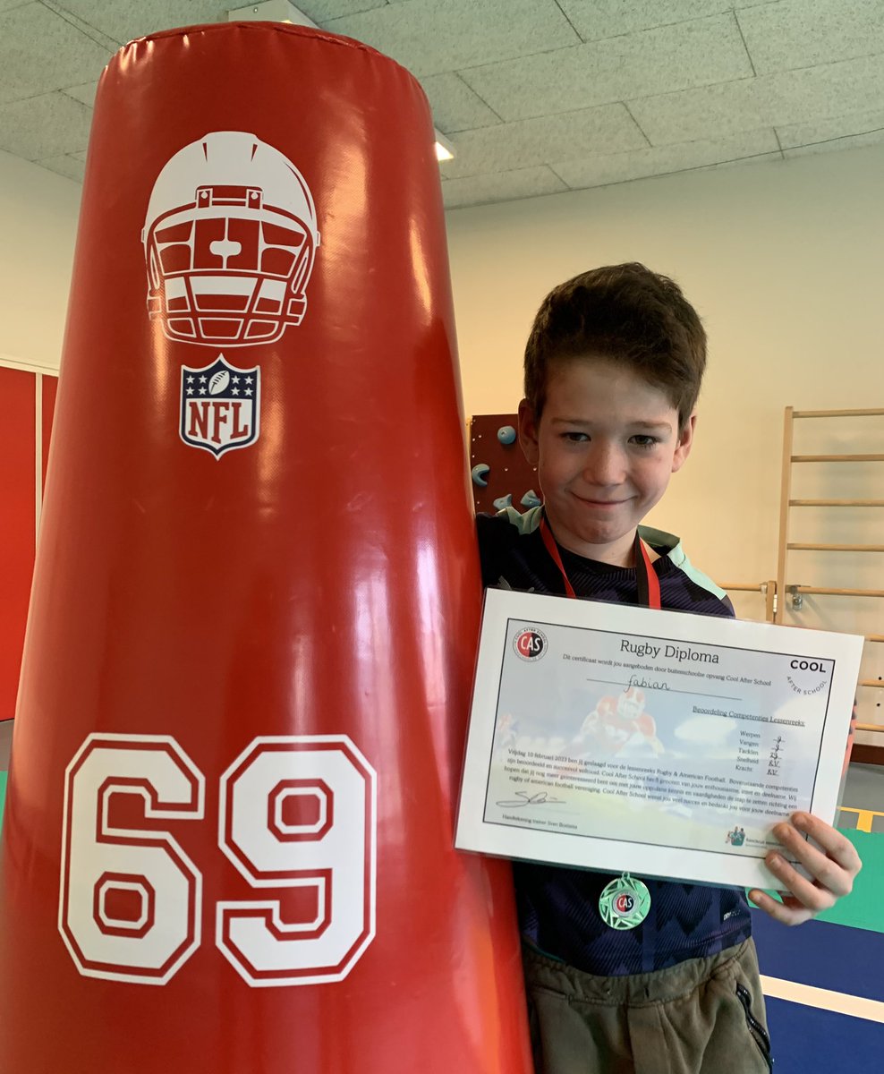 BSO_CAS's tweet photo. De afgelopen vier weken hebben wij tijdens het project ‘Let’s get creative’ de lessen American Football / Rugby mogen organiseren op de Franciscus Xaveriusschool. De fanatieke groep kids waren geweldig en werden na deze lessen beloond met een diploma en een gouden CAS medaille🥇 https://t.co/0CoSEGvySz