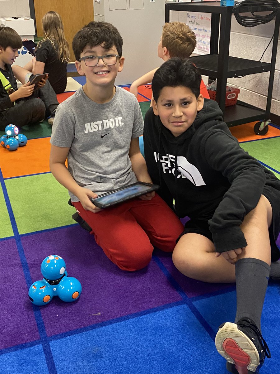 CarolMcq6's tweet photo. 5th graders had fun with Dash the code-able robots! #WeAreAllWesties #PWCSnews @PWCSNews https://t.co/7DkiXFjmAL