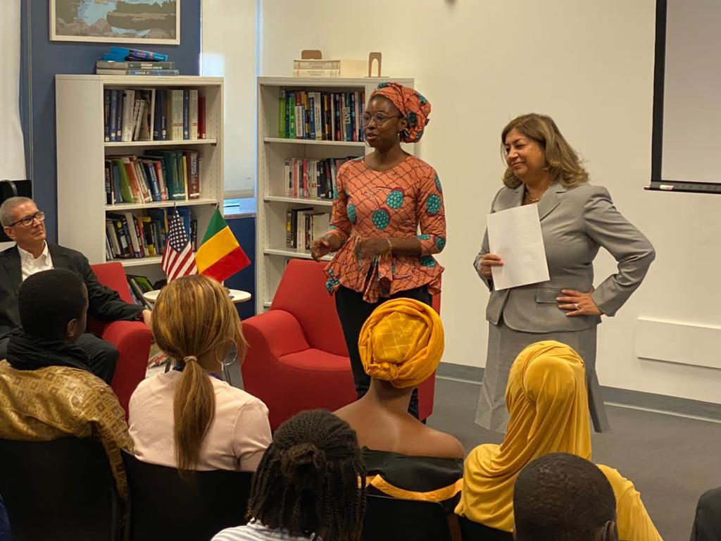 AicheGoumane's tweet image. At the American Center in Bamako.
I had the honor to participate in the session on women in science.
It was also a pleasure to meet the new United States Ambassador of Mali.

#Womeninscience
#RobotsMali
Ambassade des Etats-Unis au Mali