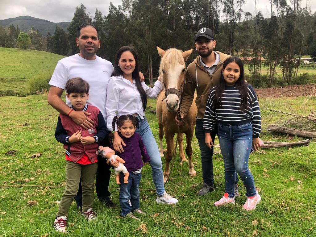 ¡El pilar que me sostiene!

Esta experiencia no hubiera sido posible sin el apoyo y el respaldo de mi familia. Todos los días agradezco a Dios por tenerlos conmigo.