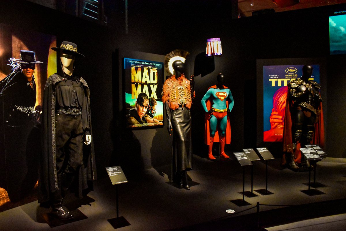 Ayto_Sevilla's tweet photo. ✨ #SevillaesdeCine y esta semana se viste de gala con los #Goya2023. ¡Aprovecha la ocasión y visita la muestra Cine y Moda de @CaixaForum! Dirigida por @JPGaultier y con piezas de la @cinemathequefr.

🔜 Hasta el 19 de marzo: https://t.co/ba9wAQmGyl

#CaixaForumJeanPaulGaultier https://t.co/6UTTOm8L7T